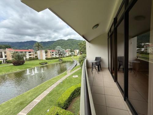 CR MARIPOSA RENTALS lakeview, spacious penthouse with office, pool, gym, Jacuzzi in 奥罗河