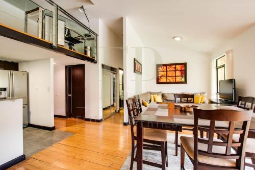 CR MARIPOSA RENTALS lakeview, spacious penthouse with office, pool, gym, Jacuzzi in 奥罗河