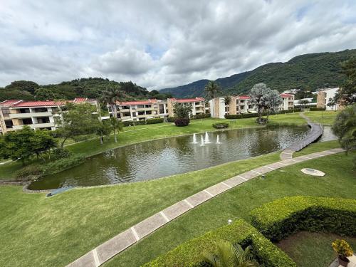 CR MARIPOSA RENTALS lakeview, spacious penthouse with office, pool, gym, Jacuzzi in 奥罗河