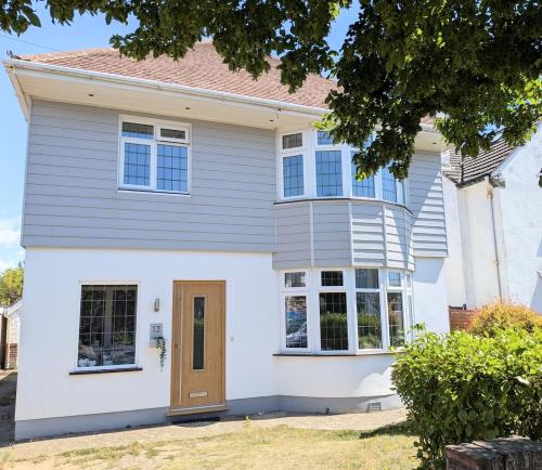 4-Bed Home, 5 min Walk to the Beach in East Southbourne and Tuckton