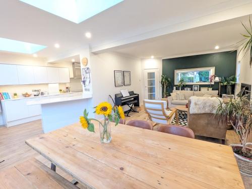 4-Bed Home, 5 min Walk to the Beach in East Southbourne and Tuckton