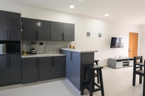 2-bedroom apartment with 24h electricity and private parking in ปลายา โดราดา