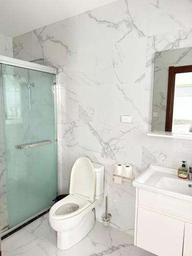 Golden Palm Apartment with overlooking view - image 4
