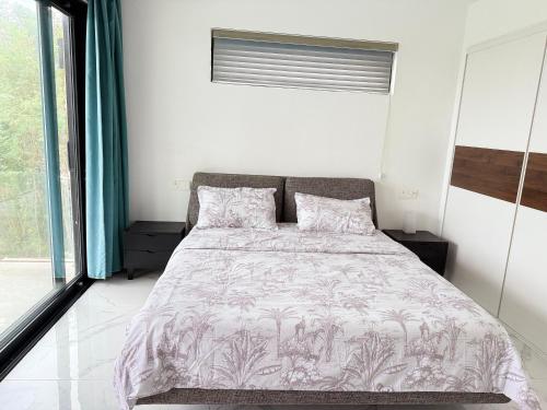 Golden Palm Apartment with overlooking view - image 2