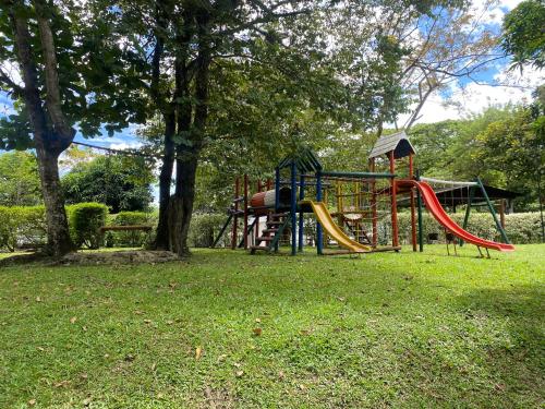 ملعب للأطفال, Casa en Condominio vía Villeta (Casa en Condominio via Villeta) in Tobia