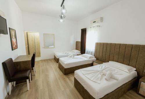 3 twin beds