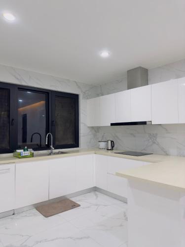 Golden Palm Apartment with overlooking view - image 3
