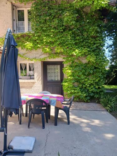 Фасада на хотела, Maison de campagne meublé du tourisme classé 2 étoiles ,jardin, parking (Maison de campagne meuble du tourisme classe 2 etoiles ,jardin, parking) in Villeneuve-de-Marc