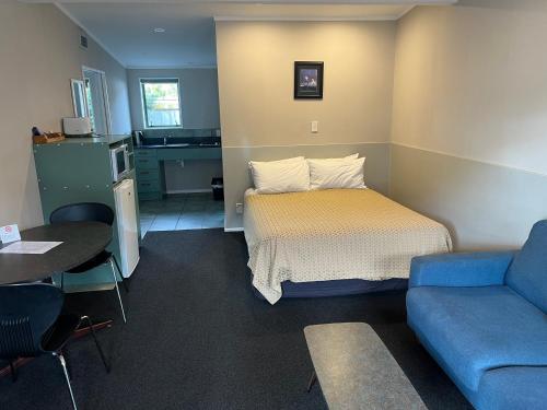 1 queen bed, 1 double bed, 2 twin beds, 1 sofa bed