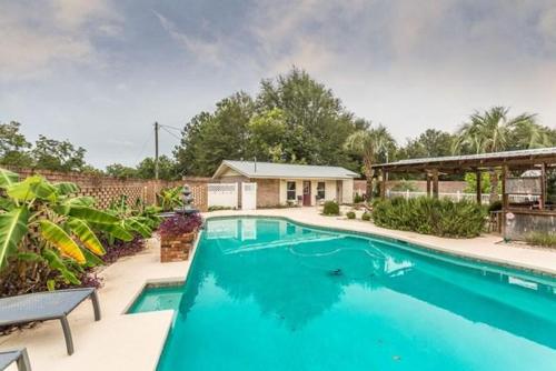 . Poolhouse Adults Only