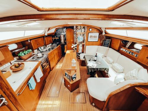 Voilier prive en pension complete in Marquesas Islands