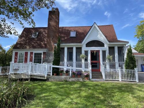 . Champlain Valley New England Chalet