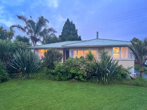 Mid-Century Peace in a Prime Location, Auckland (photo 9)