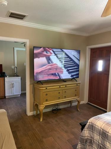 DIAMOND STUDIO SUITE Full kitchen SWIMMING POOL private gated yard Arts Roosevelt row ASU convention ctr stadiums airport Downtown Phx