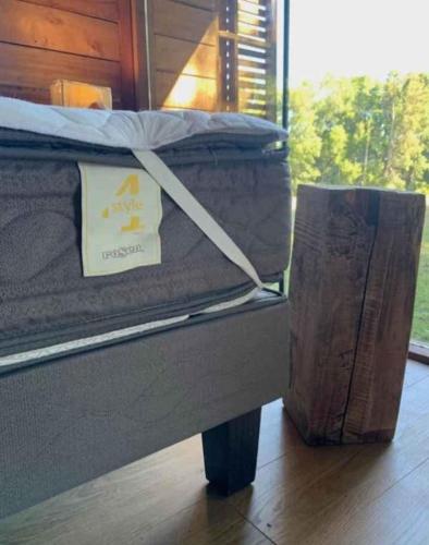 Cabaña con tinaja entre la naturaleza