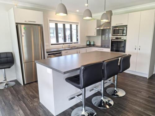 virtuve, New 4 bedroom house to yourself, sleep 12, WiFi, full Air Conditioning in Atiamuri