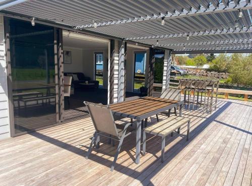Skats, New 4 bedroom house to yourself, sleep 12, WiFi, full Air Conditioning in Atiamuri