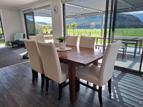 Skats, New 4 bedroom house to yourself, sleep 12, WiFi, full Air Conditioning in Atiamuri