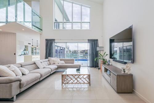 Közös társalgó / TV, Luxury Riverfront Home on the Gorgeous Gold Coast in Benowa