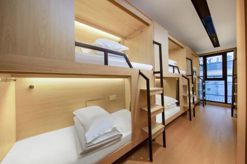 Bed in 8-Bed Dormitory Room image 1