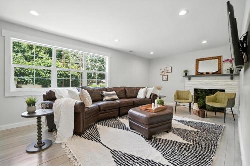 3 BEDROOM HOUSE by the lake, 30 minutes to Cincinnati, fire pit, grill, foosball, snacks