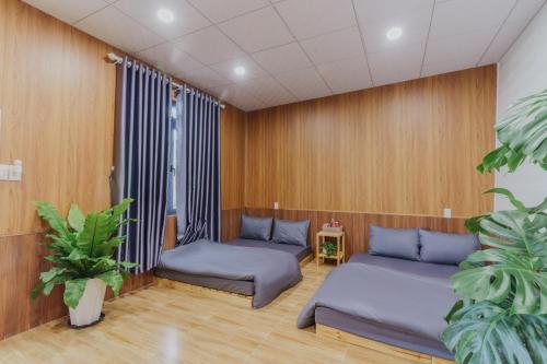 2 queen beds, 1 futon bed