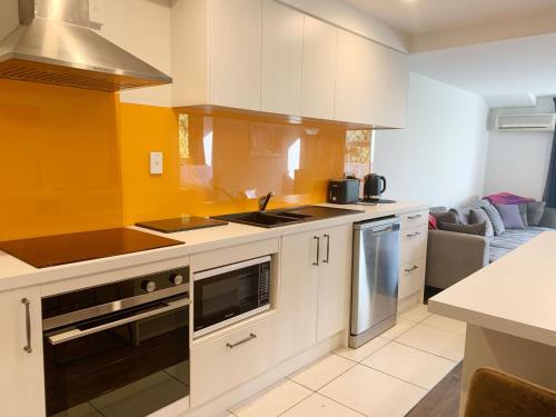 3-Bed Queenstown Apt with Balcony Close to Town - image 8