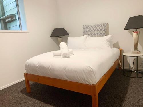3-Bed Queenstown Apt with Balcony Close to Town - main image