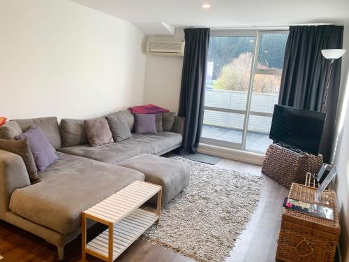 3-Bed Queenstown Apt with Balcony Close to Town - image 9