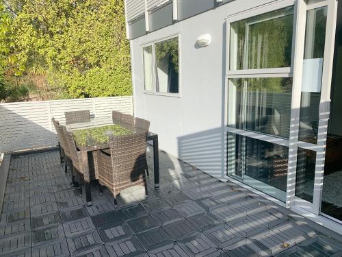 3-Bed Queenstown Apt with Balcony Close to Town - image 3