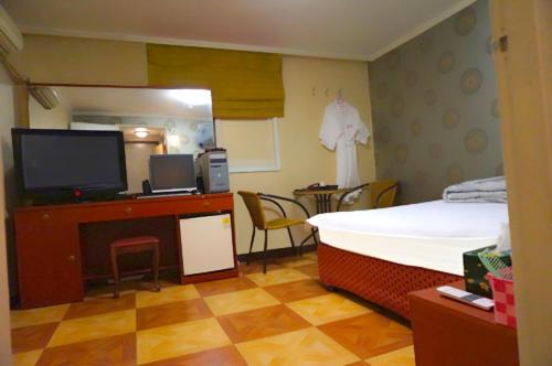 J Motel Gwangalli Located in Suyeong-gu, J Motel Gwangalli is a perfect starting point from which to explore Busan. The hotel offers guests a range of services and amenities designed to provide comfort and convenience.