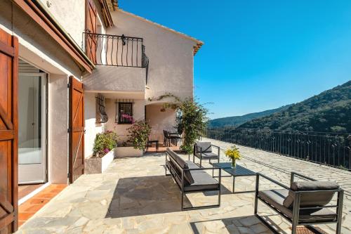 Luxury Villa for 8, private pool, airco, sea and mountain views in L'Escaillon