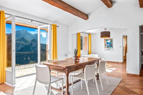 Luxury Villa for 8, private pool, airco, sea and mountain views in L'Escaillon