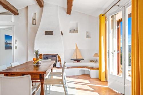 Luxury Villa for 8, private pool, airco, sea and mountain views in L'Escaillon