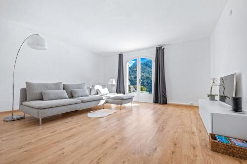 Luxury Villa for 8, private pool, airco, sea and mountain views in L'Escaillon