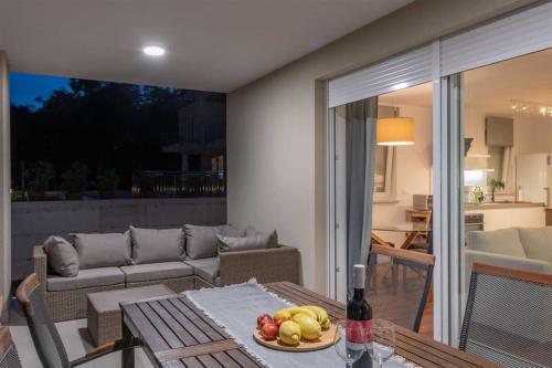 شرفة/ تراس, Villa Grace, a romantic single story villa with a pool in Sveti Bartul