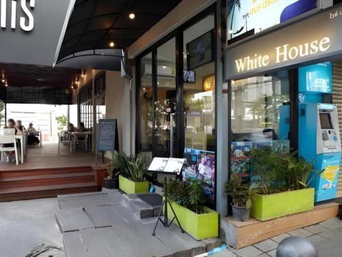 White House Asoke Sukhumvit 18, Bangkok
