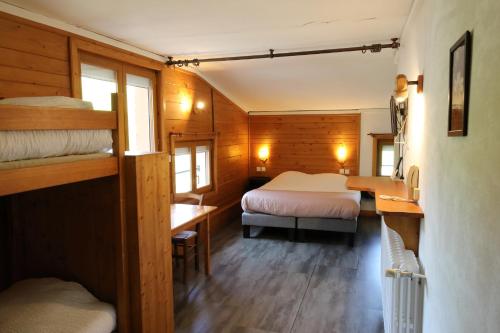 1 double bed, 4 twin beds