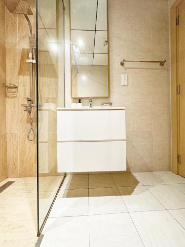 Modern Fully Furnished Apartment in Regina Tower JVC - Easy Access to JBR, Circle Mall & Dubai Hills Mall, Dubái (foto 7)