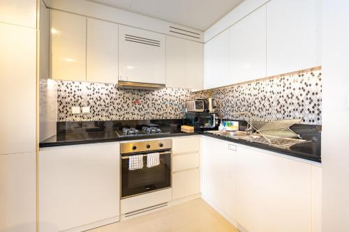 High-Floor Skyline View Near Safa Park and Godolphin Stables with Easy Access to Dubai Mall and Canal, Aykon City 2 Tower C, Business Bay by Deluxe Holiday Homes, Дубай (фото 8)