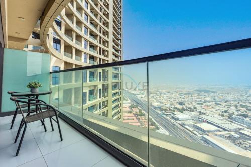 High-Floor Skyline View Near Safa Park and Godolphin Stables with Easy Access to Dubai Mall and Canal, Aykon City 2 Tower C, Business Bay by Deluxe Holiday Homes, Дубай (фото 2)