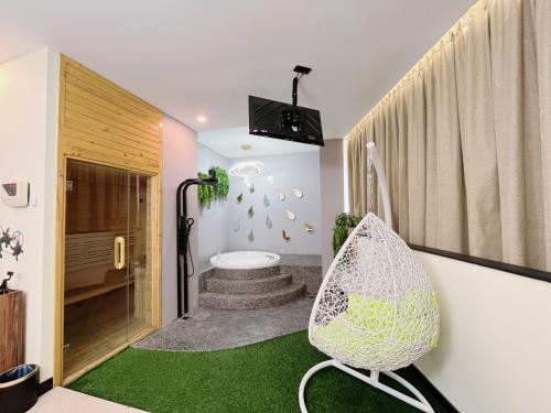 room detail thumbnail 2