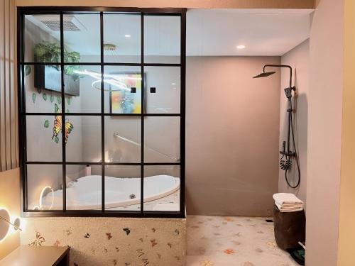 room detail thumbnail 2