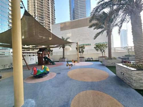 Amazing view- huge balcony- Nr JBR walk and beach - image 12
