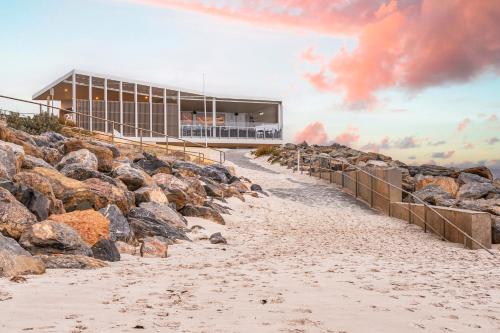 Stylish Seaside Suite with Arcade and Balcony in Henley Beach