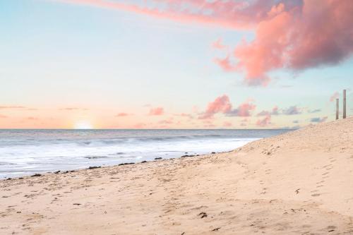 Stylish Seaside Suite with Arcade and Balcony in Henley Beach