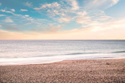 Stylish Seaside Suite with Arcade and Balcony in Henley Beach