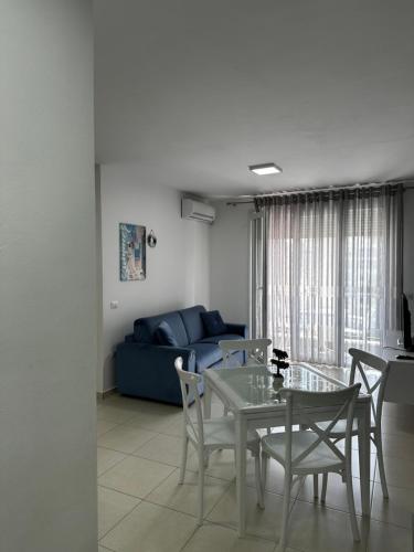 One-Bedroom Apartment image 6