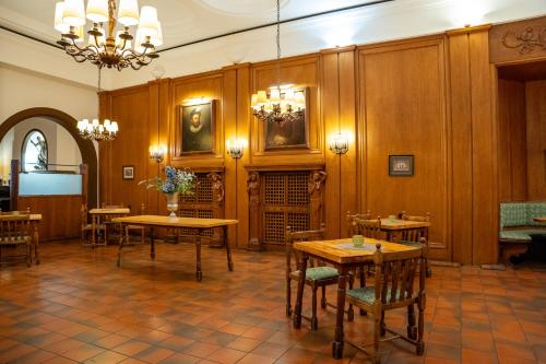 Hotel zum Ritter St Georg - Oldest Residential Building in Heidelberg since 1592 - image 2