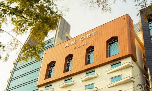 Am Ort Hotel, Josu